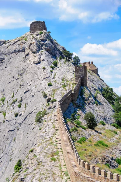 De fortificatie langs bergtop Stockafbeelding