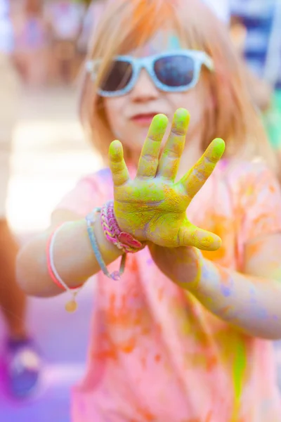 Feliz bonito menina pequena no festival de cor holi — Fotografia de Stock