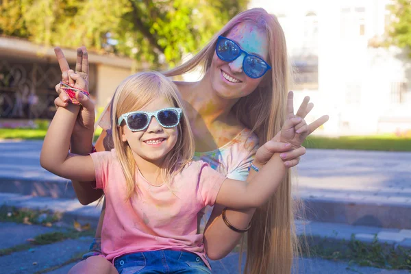 Küçük kızı holi renkli Festivali ile mutlu anne — Stok fotoğraf