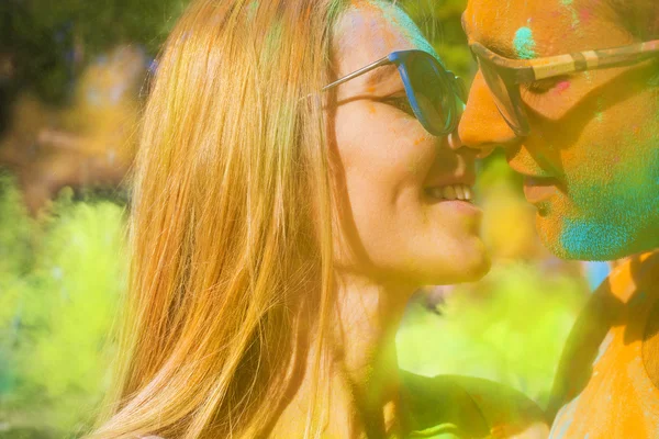 Feliz casal apaixonado no festival de cores holi — Fotografia de Stock