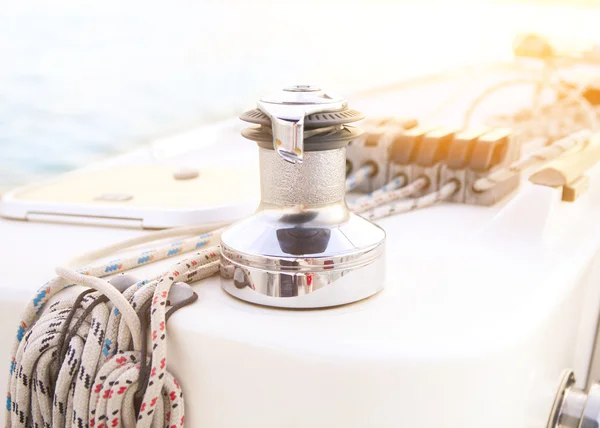 Sailboat detailed parts. Close up on winch and rope of yacht ove — Stock Photo, Image