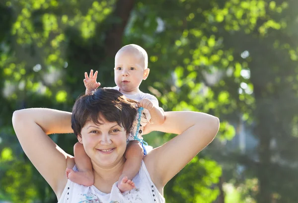 Feliz mãe e seu filho brincando no parque juntos — Fotografia de Stock