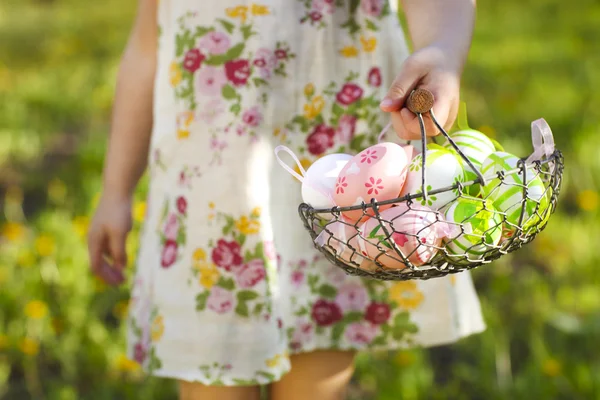 Primer plano de coloridos huevos de Pascua en una cesta —  Fotos de Stock