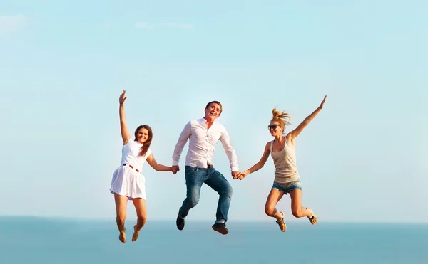 Happy Friends saltando en la playa —  Fotos de Stock