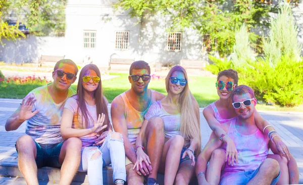 Amici felici sul festival del colore holi — Foto Stock