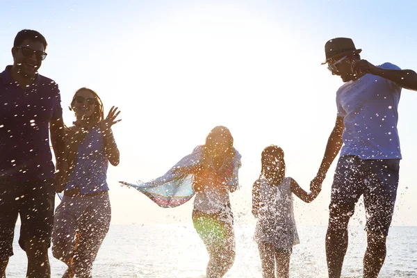 Mutlu arkadaş kutlama beach parti yaz — Stok fotoğraf