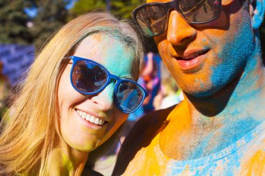 Holi renk festivalinde aşık mutlu çift