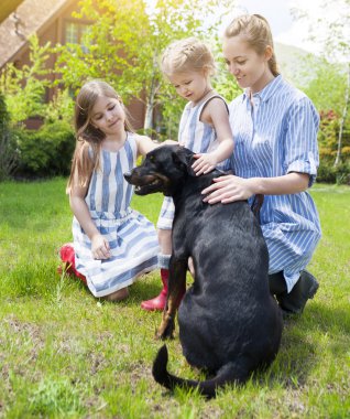 Mutlu anne ile kızı köpek