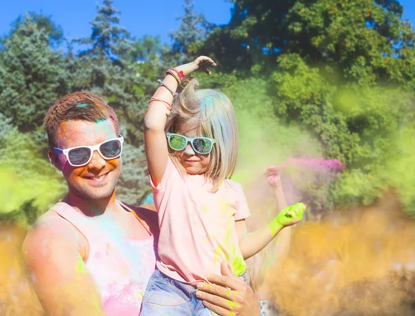 Heureux jeune père avec fille sur holi festival de couleur — Photo