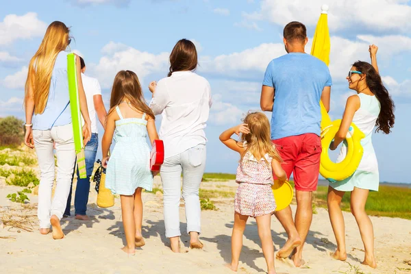 Groupe multiracial d'amis marchant sur la plage — Photo