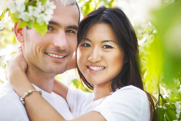 Feliz casal sorridente apaixonado no jardim da primavera — Fotografia de Stock