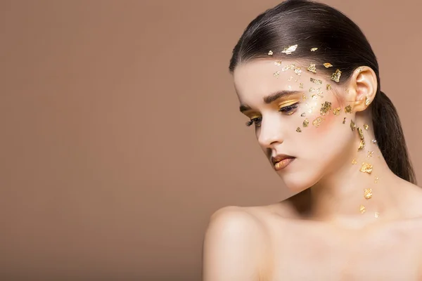 Retrato de una hermosa joven con brillante maquillaje dorado —  Fotos de Stock