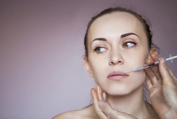 Jeune jolie femme obtenir une injection cosmétique dans le visage — Photo