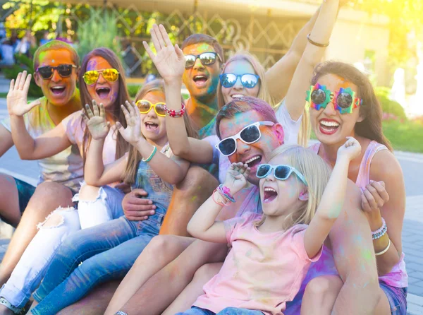 Happy přátelé na barevný festival holi — Stock fotografie