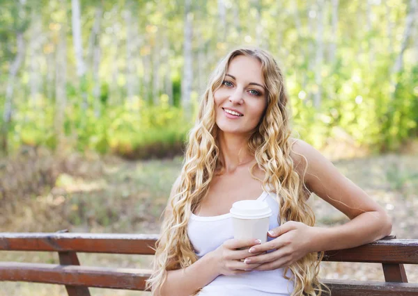 Jolie jeune femme blonde buvant du café — Photo