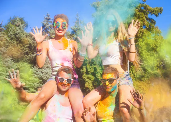Felices amigos en el festival de color holi — Foto de Stock