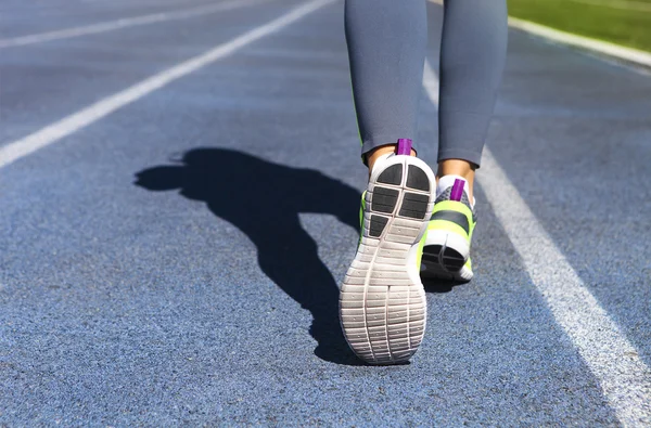 运动员赛跑者脚下来体育场跑道。慢跑，运动，健康 — 图库照片