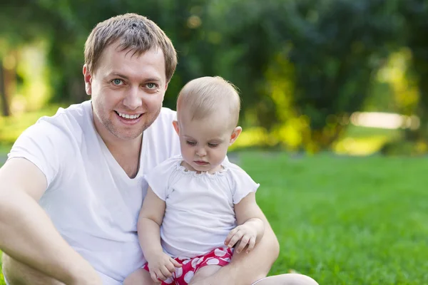 Happy father with baby daughter outdoors in summer park — Stock Photo, Image