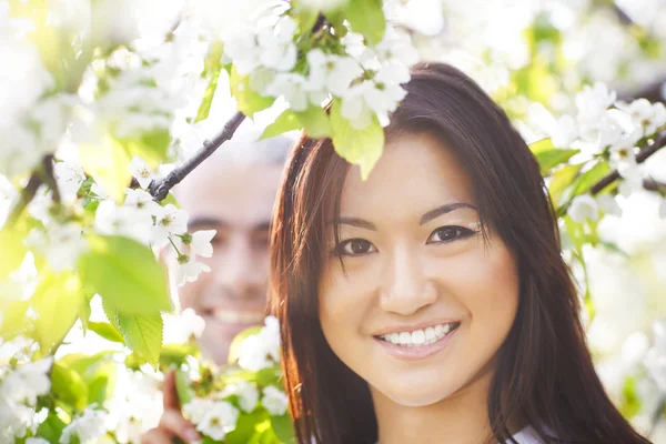 Feliz casal sorridente apaixonado no jardim da primavera — Fotografia de Stock