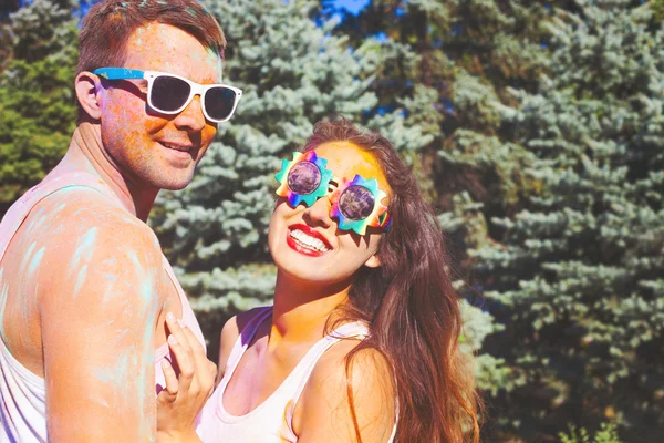 Gelukkig paar in liefde op holi kleur festival — Stockfoto