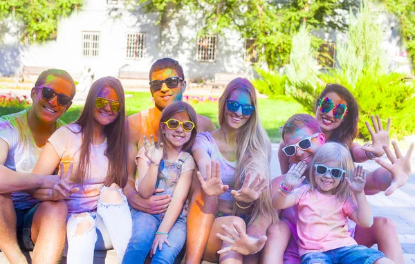 Happy friends on holi color festival — Stock Photo, Image