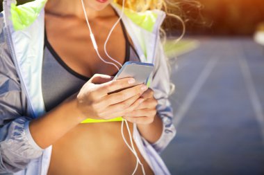 Runner Stadyumu yolda. Kadın yaz fitness egzersiz