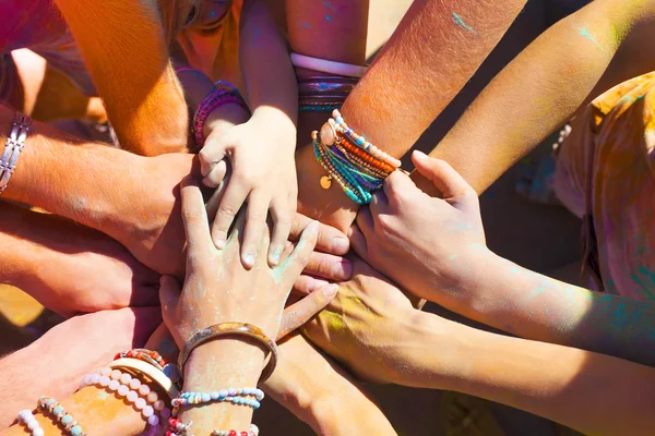 Arkadaşlar ellerini birlikte birlik ve takım bir işareti koyarak — Stok fotoğraf