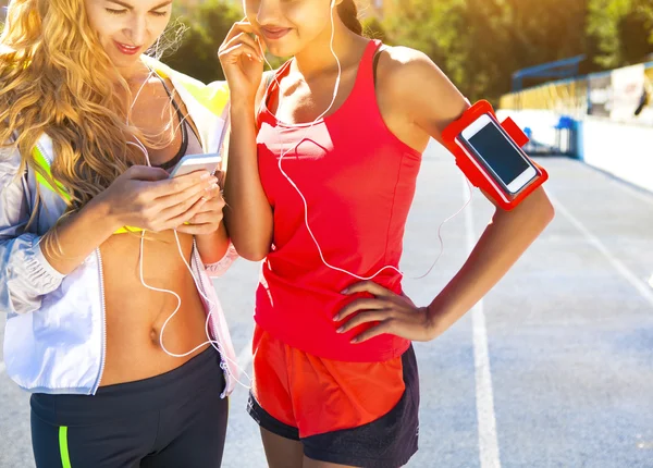 Läufer auf der Stadionstrecke. Frauen Sommer Fitness Workout — Stockfoto