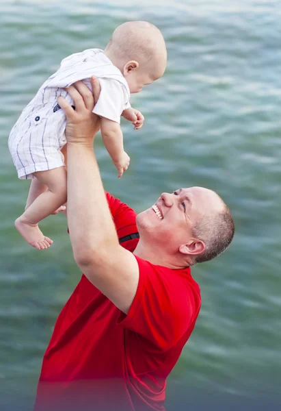 Père d'âge moyen et son petit fils — Photo