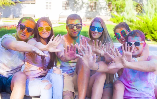 Amigos felizes no festival de cores holi — Fotografia de Stock