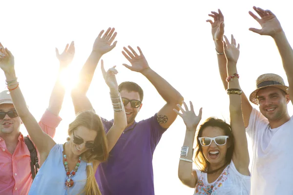 Felices amigos celebración playa fiesta verano — Foto de Stock