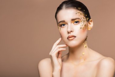 Parlak altın olan güzel bir kadın portresi makyaj