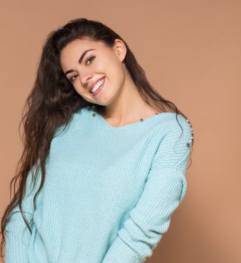 Bej üzerinde izole kıvırcık saçlı güzel kadın