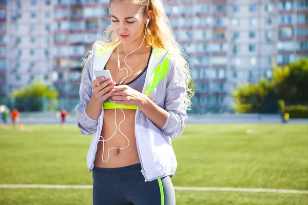 Corredor na pista do estádio. Mulher verão fitness treino — Fotografia de Stock