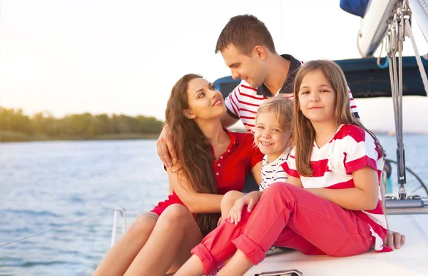 Família bonita com duas filhas tendo grande momento no yac — Fotografia de Stock