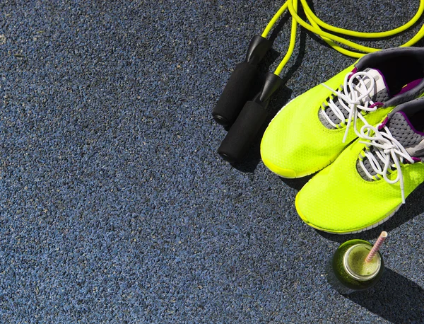 Zapatos para correr, saltar la cuerda y beber botella con jugo verde —  Fotos de Stock