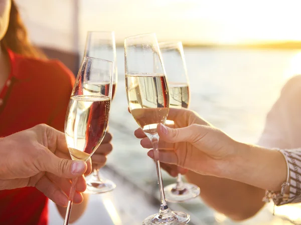 Amici felici con bicchieri di champagne sullo yacht. Vacanze, trav — Foto Stock