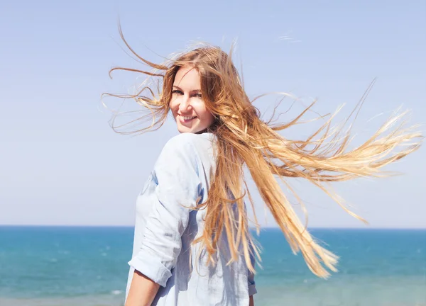 海の背景に若いブロンドの女性 — ストック写真