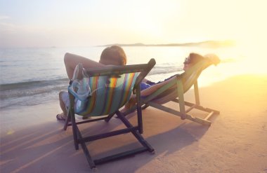Mutlu çift güneş sandalyeler, Koh Samet plaj üzerinde oturan 