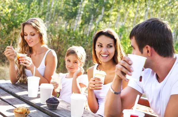 Grupo de jóvenes tomando café en el parque — Foto de Stock