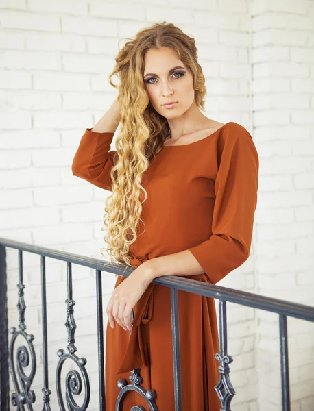 Schöne blonde Frau im langen Kleid — Stockfoto