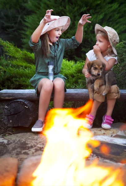 Duas irmãs falando histórias na fogueira — Fotografia de Stock