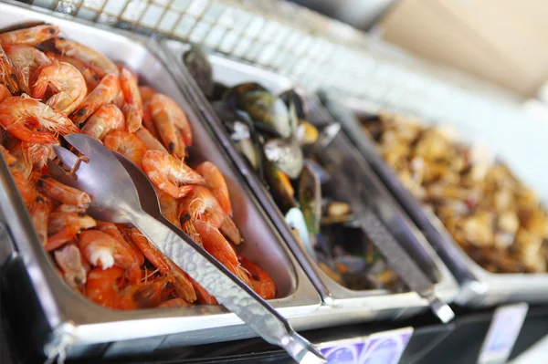 Mesa de buffet com frutos do mar com camarões e mexilhões — Fotografia de Stock