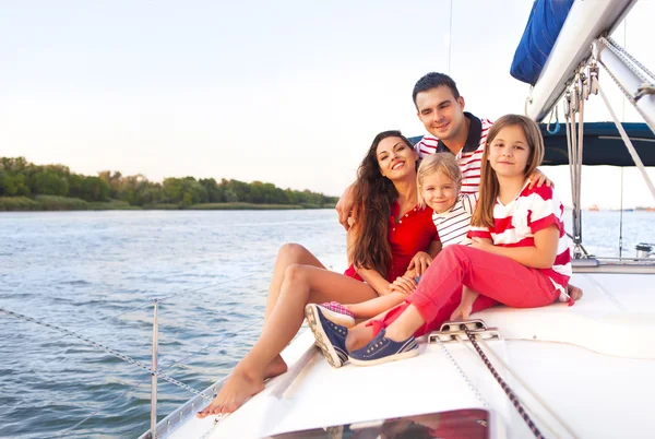 Mooie en gelukkige familie met twee dochters hebben geweldige tijd op t — Stockfoto