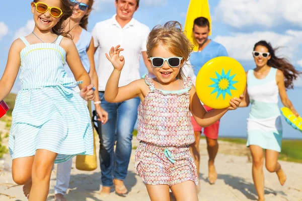 Multiracial grupp vänner gå på stranden — Stockfoto