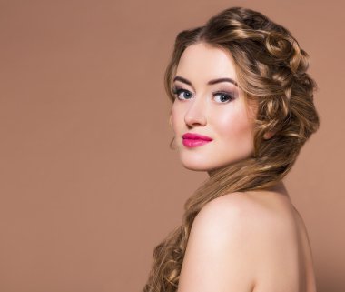 Genç güzel sarışın kadın ile uzun hairdress