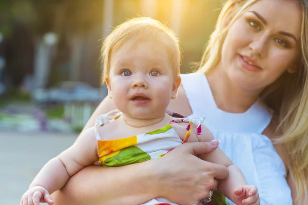 Portret van een moeder en haar baby buitenshuis — Stockfoto