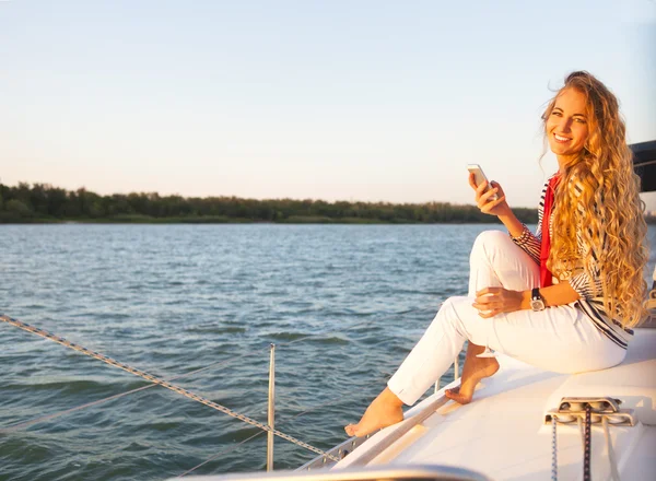 Mujer de verano en barco tomando una foto —  Fotos de Stock