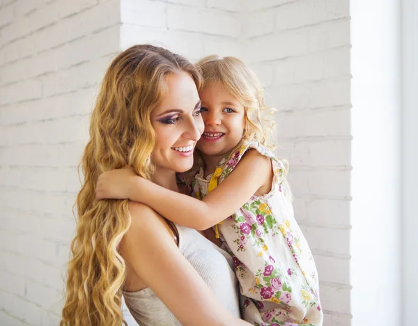 Portret van een gelukkige moeder en dochter — Stockfoto