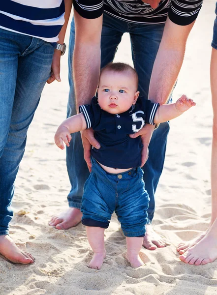 Família se divertindo na praia. Concentra-te no bebé — Fotografia de Stock